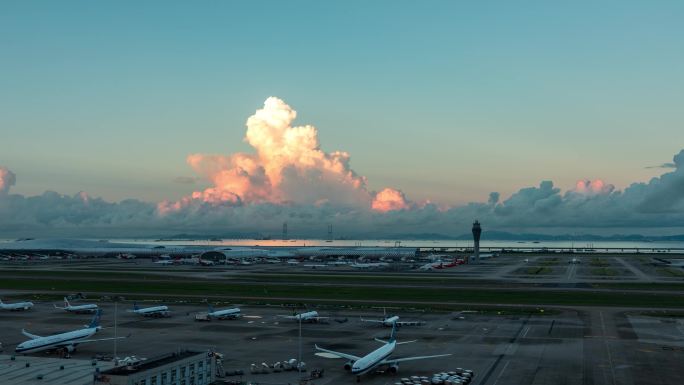 延时拍摄夜转日：大飞机在深圳机场繁忙起降