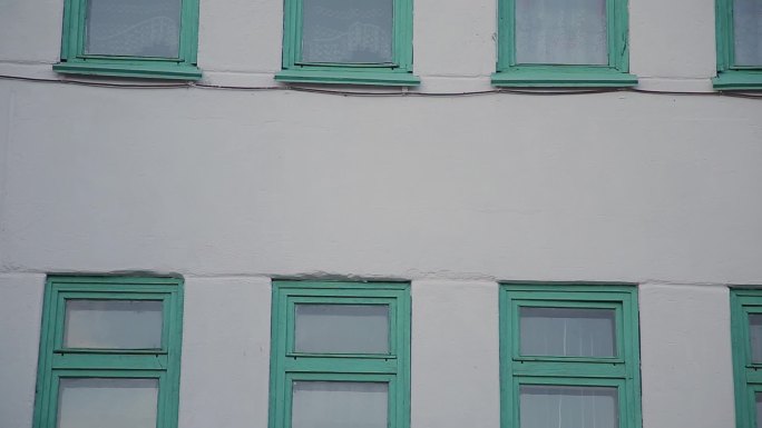 建筑上绿色的旧窗户