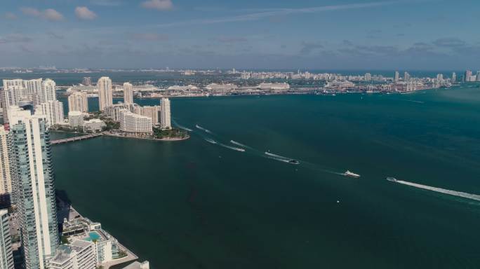 鸟瞰图迈阿密市中心的建筑物和城市港口