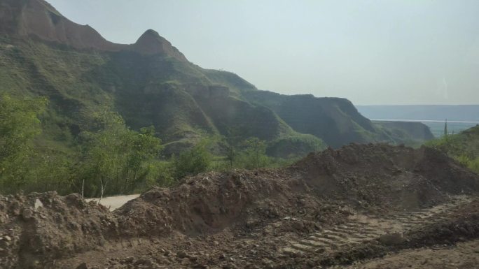 颠簸的路 车窗外 出行 公路边 大山