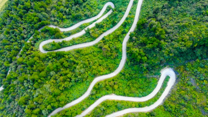 森林中蜿蜒道路俯拍公路山区曲折