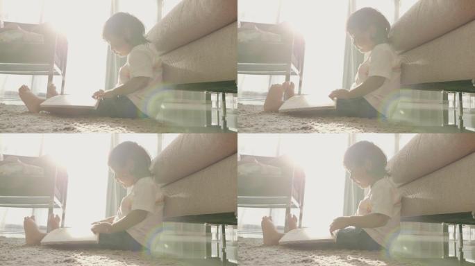 小男孩坐在地板上，在家里看书