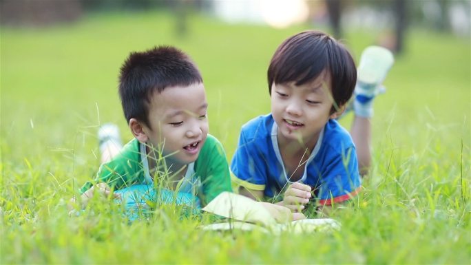 孩子们在草地上看书