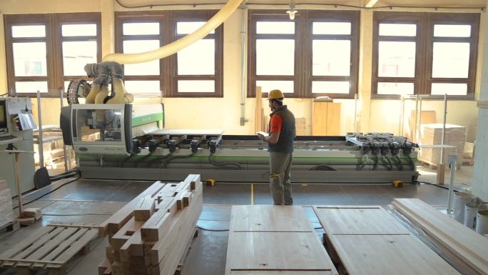 木工在木材厂厂房生产加工
