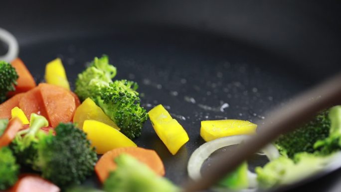 在平底锅里炸蔬菜健康饮食素菜减脂餐