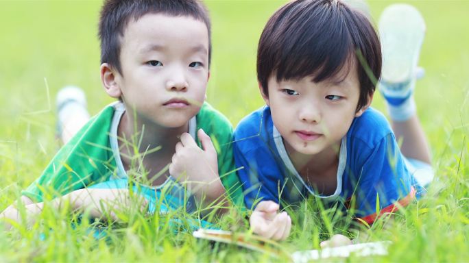 孩子们在学校玩，回到学校