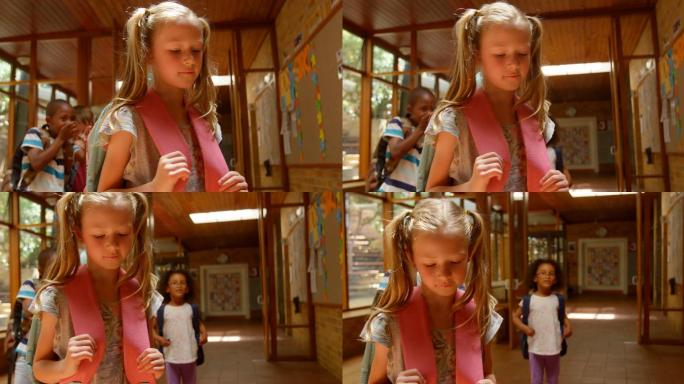 小学走廊里，学生欺负一个女孩。