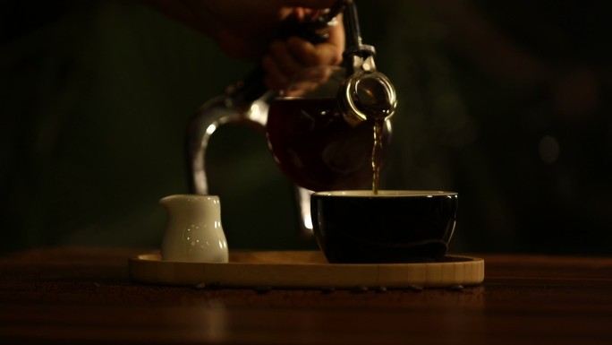咖啡倒进杯子里咖啡仪式倒咖啡慢生活