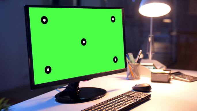 办公桌上的绿屏电脑