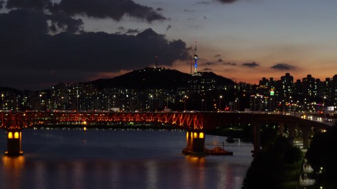 韩国首尔市夜间的交通状况