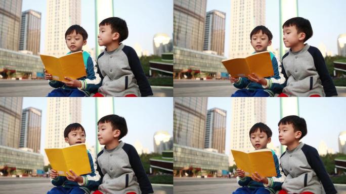 两个小男孩坐在路边看书