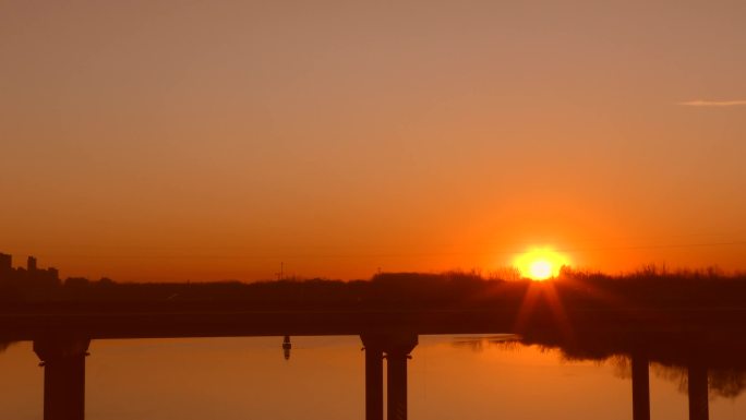 大桥日出延时早晨车流清晨太阳从大桥升起