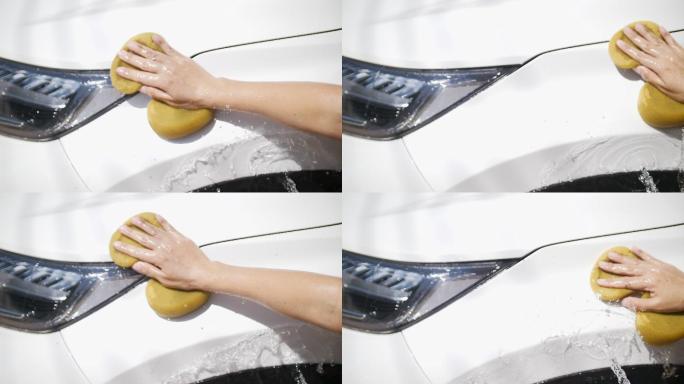 用海绵洗车的女人清洗轿车洗车服务