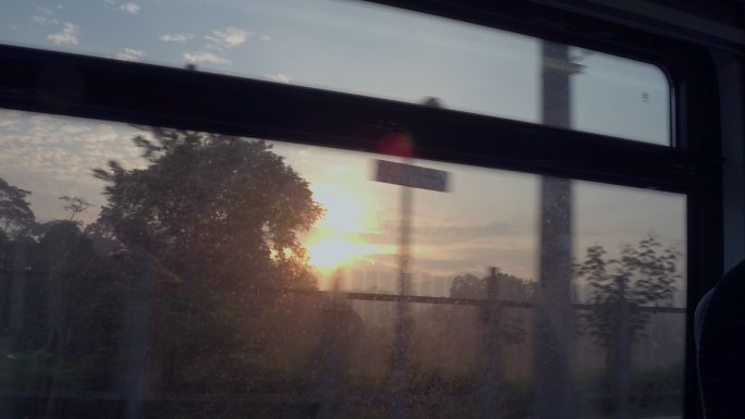 透过地铁车窗看到的日落