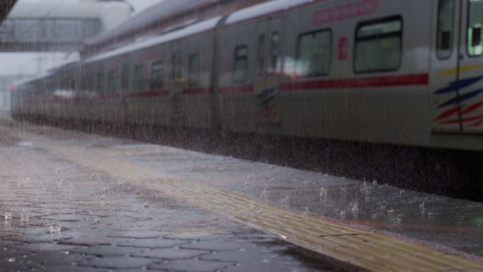 暴雨中的马来西亚城市铁路车站