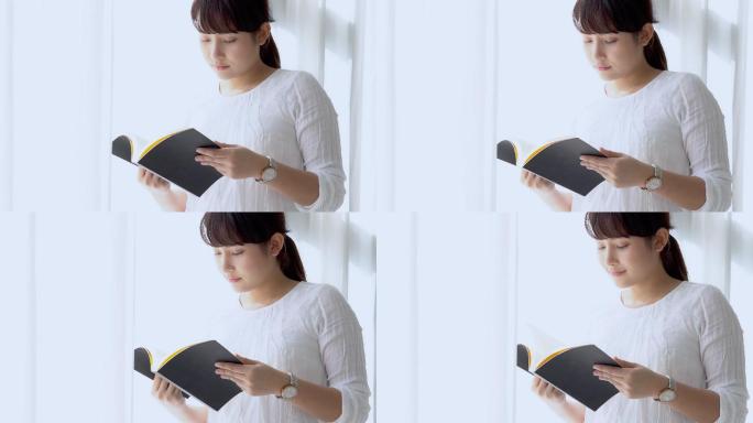 年轻女人在读书知识产权日世界读书日小清新