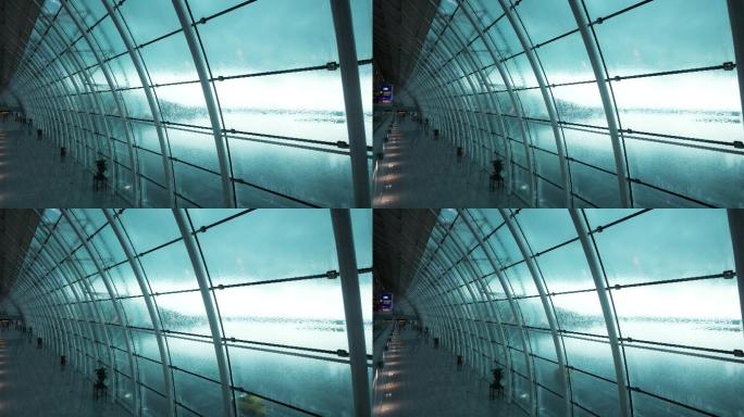 机场的现代玻璃墙大雨下雨