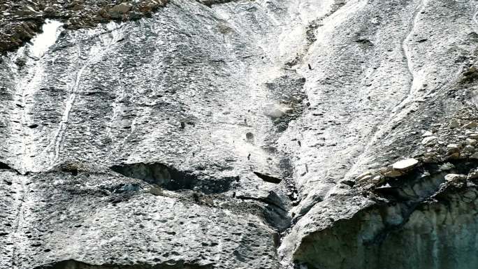 巨大的石头从冰川上落下来