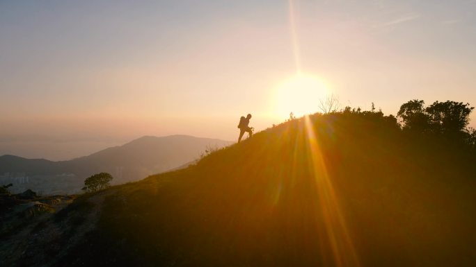 夕阳下登山