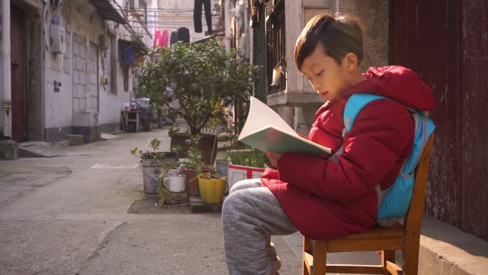 孩子在巷子里读书