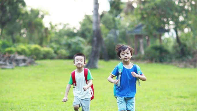 孩子们在公园奔跑小男孩兄弟放学回家