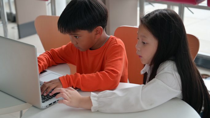 可爱的孩子一起使用笔记本电脑