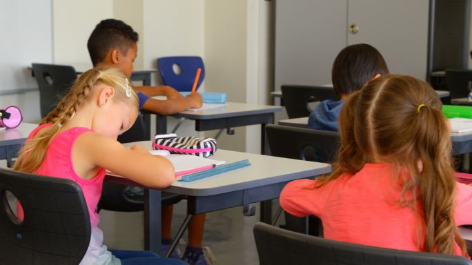 学校的孩子在教室书桌上学习