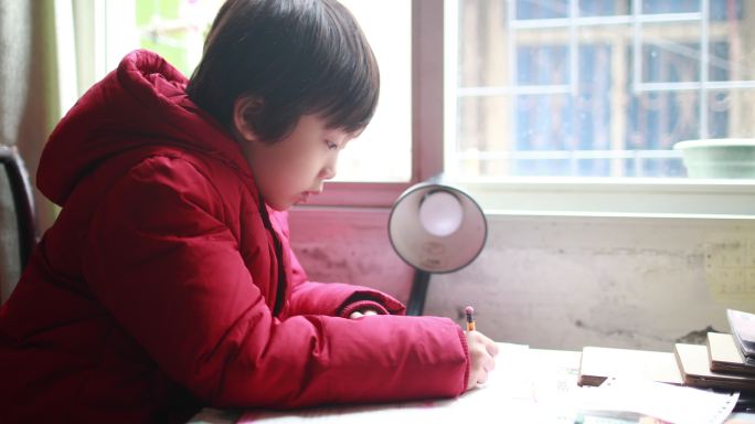 中国孩子在书桌前写字