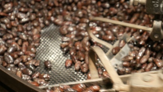 可可豆在烘培机手冲咖啡豆烘焙慢动作升格