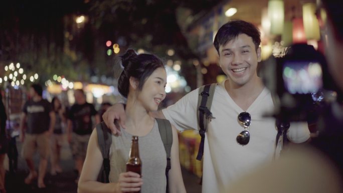 一对夫妇在泰国曼谷晚上拍摄