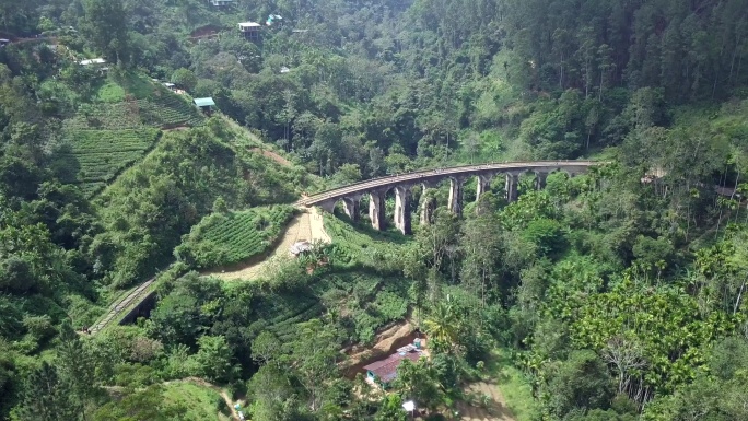 斯里兰卡铁路列车青山群山山脉山林风景风光