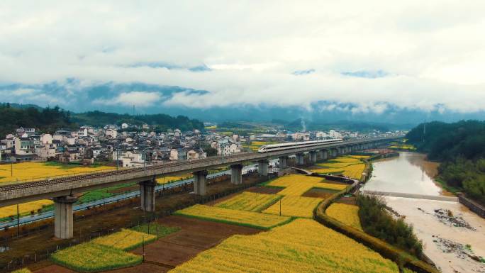 杭黄高铁复兴号列车穿行皖南山区