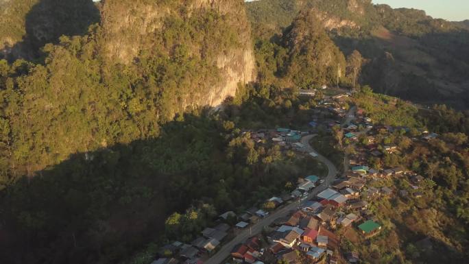 泰国北部村庄新农村建设扶贫乡村公路乡村振