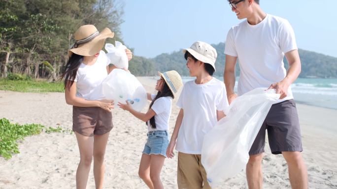 志愿者在沙滩上捡起塑料瓶，保护环境