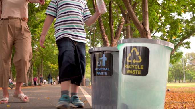 垃圾作为回收物在一个公园的回收站