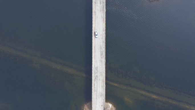 从无人机上鸟瞰一座跨越湖泊的桥