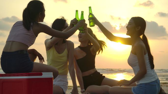 朋友在沙滩聚会露营闺蜜喝酒