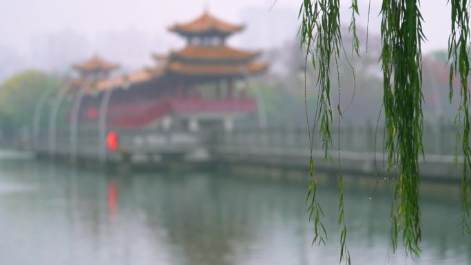 烟雨朦胧的湖上石桥纪念亭