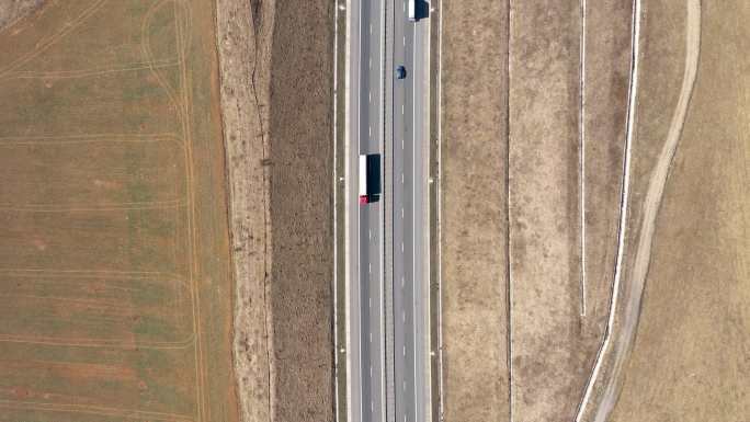 无人机拍摄的高速公路上的汽车和卡车