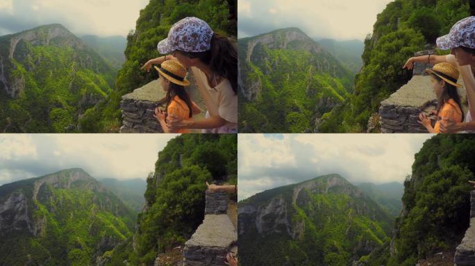 母女俩在山顶看山脚风景