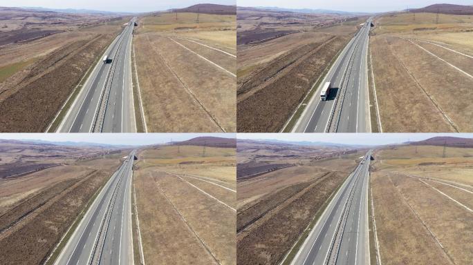 无人机拍摄的高速公路上的汽车和卡车