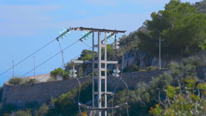 桅杆上的高压电线穿过山区通往城市