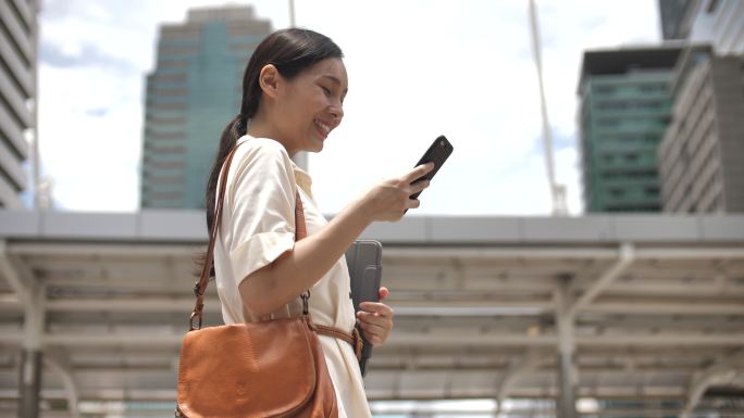 在户外行走的女人走路看手机手机依赖症5G