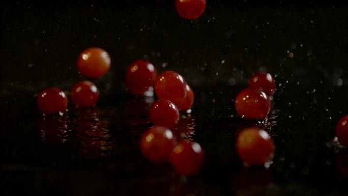 葡萄果实在潮湿的地面上滚动