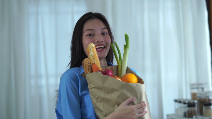 年轻女子在准备做早餐的配料