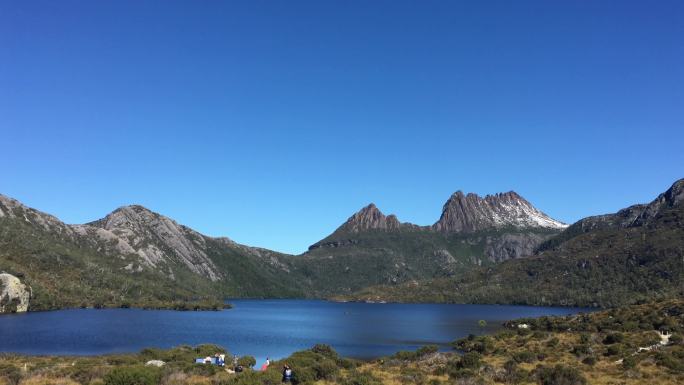 阳光下的湖泊高原山脉湖泊露营