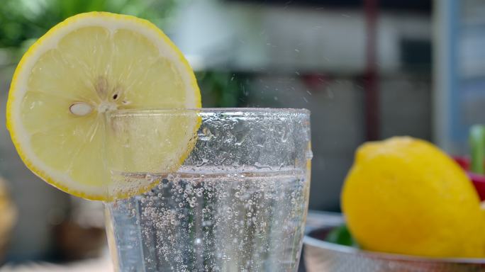 苏打柠檬水在透明的玻璃杯里