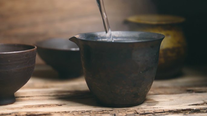 中国传统的茶茶叶泡茶倒水特写茶具倒茶