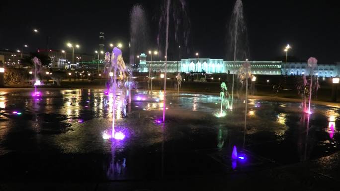 多哈海滨的瓦基夫市场公园的彩色喷泉