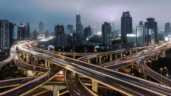 天桥和城市交通夜间鸟瞰图/上海，中国